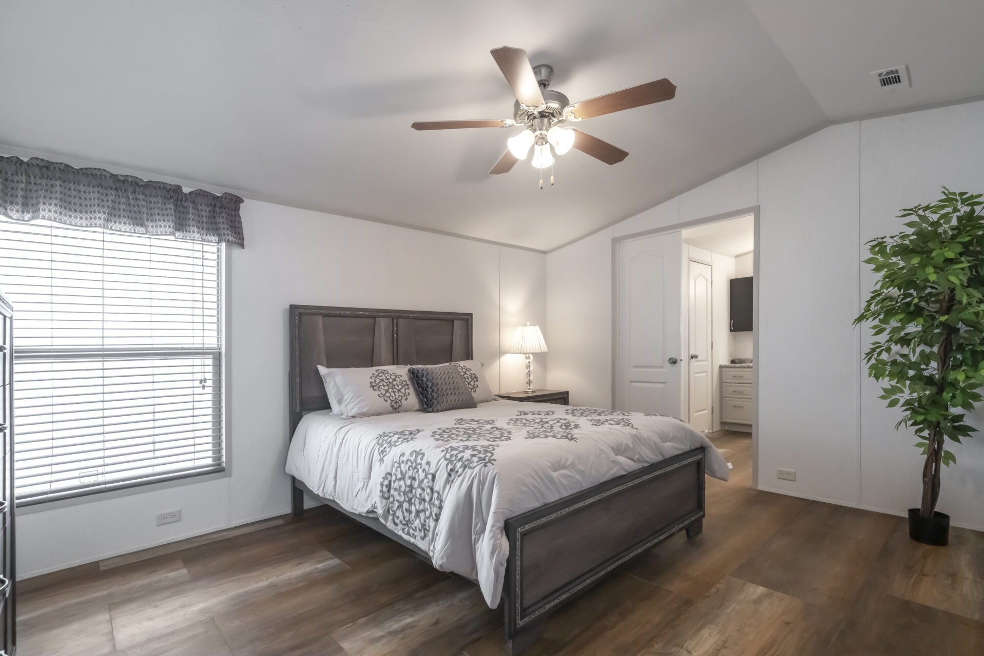 Sol 3 bedroom singlewide manufactured home interior photo 10