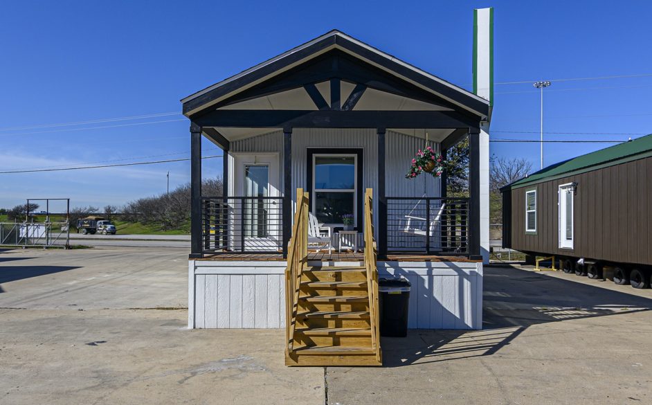 Starling D40EP8 Exterior