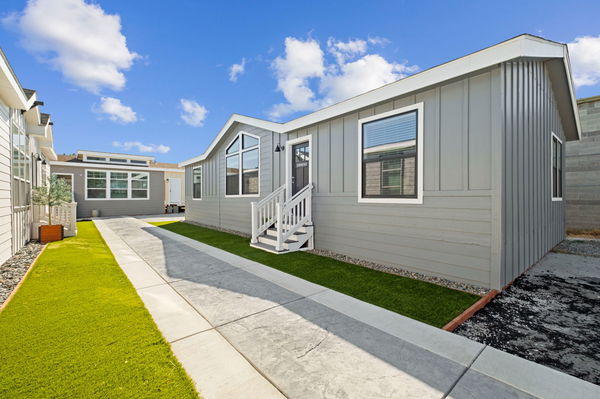 Elmore bay (a) hero and exterior home features
