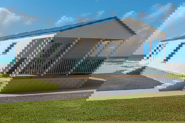 The queen elevation, exterior, and hero home features