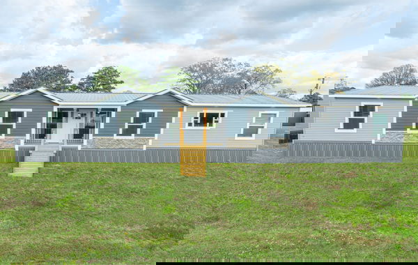Lynn hero, elevation, and exterior home features