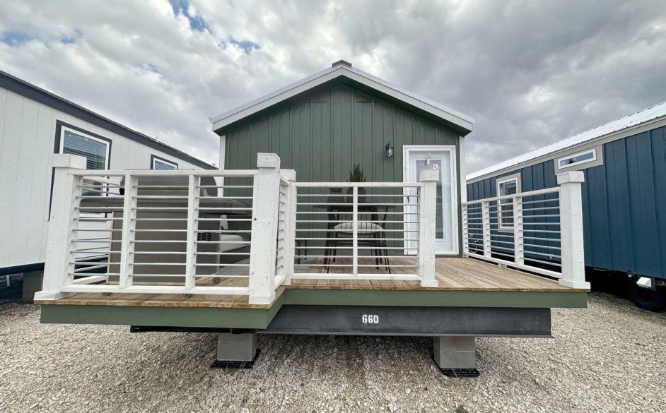 Starling D40EP8 Exterior