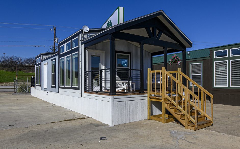 Starling D40EP8 Exterior